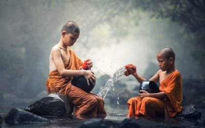 Cõng một cô gái qua sông